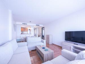 Ref. CLOTA MAR: Amplio piso con vistas al mar, piscina y parking a 150 metros de la playa - ES-325-44