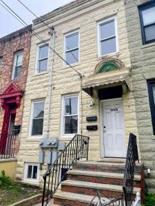 Cozy 2BR Brick Haven! Near light rail! 35m to NYC