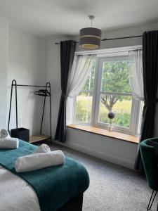 Modern 3-Bed Family Home Sleeps 6 Fast- Wi-Fi Free-Parking- Private Patio