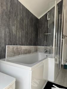 Modern 3-Bed Family Home Sleeps 6 Fast- Wi-Fi Free-Parking- Private Patio