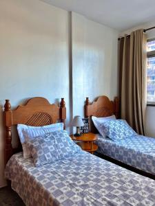 Quarto na Av Beira mar em Apto familiar