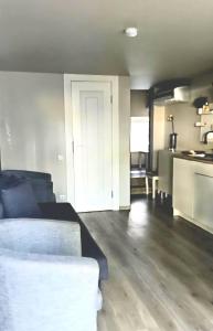 Prie fontano - su uždaru kiemu ir Parkingu