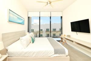 Rooftop Infinity Pool with Cinema & Gym near Beach