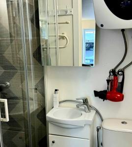 Prie fontano - su uždaru kiemu ir Parkingu