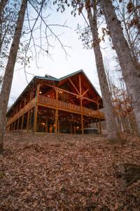 Sleeps 16 Luxury Cabin with Game Room & Hot Tub