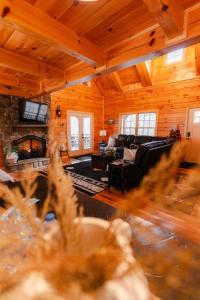Sleeps 16 Luxury Cabin with Game Room & Hot Tub