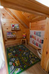 Sleeps 16 Luxury Cabin with Game Room & Hot Tub