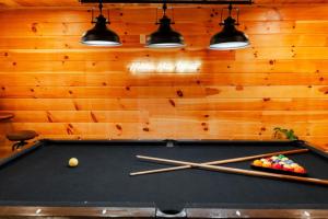 Sleeps 16 Luxury Cabin with Game Room & Hot Tub