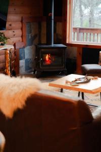 COZY Cabin with Hot Tub - Near all in Hocking Hills - Ubytování bez kategorie ve městě Logan