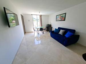 Espacio Moderno con Vista y Piscina Privada