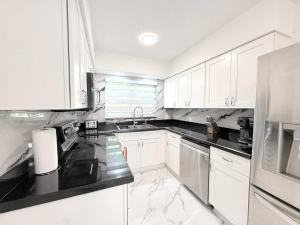 Heated Pool, Arcade, Billiards & 10min to Beach