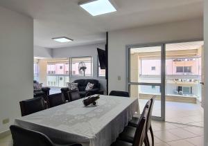 Apto com garagem e lavanderia em frente à praia