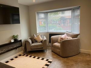 3 Bedroom home, with 4 beds, parking, walk to station & town centre families and business visitors welcome