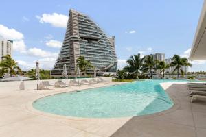 2 BR Apartment in Marina Condo