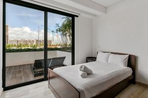 2 BR Apartment in Marina Condo