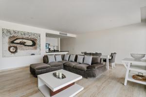 2 BR Apartment in Marina Condo