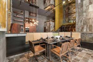 Luxury 4BR Condo - Art & Pool - Barneys Residences