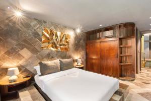 Luxury 4BR Condo - Art & Pool - Barneys Residences