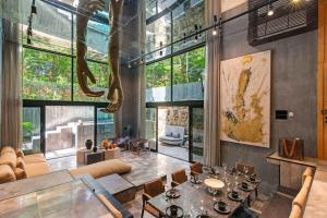 Luxury 4BR Condo - Art & Pool - Barneys Residences