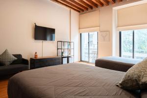 104 Location 2Bdrm 2bath AC apt Fits 8 Rooftop