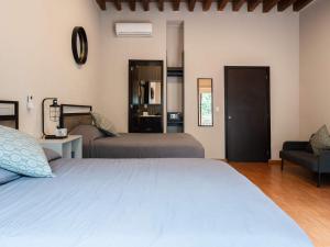 104 Location 2Bdrm 2bath AC apt Fits 8 Rooftop