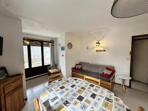 Appartements Residence Le Grand Adret - Tres belle vue sur le parc de la residence et la montagne MAE-5643 : photos des chambres