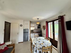 Appartements Residence Le Grand Adret - Tres belle vue sur le parc de la residence et la montagne MAE-5643 : photos des chambres