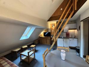 Appartements Residence Le Grand Adret - Charmant deux pieces + mezzanine MAE-5673 : photos des chambres