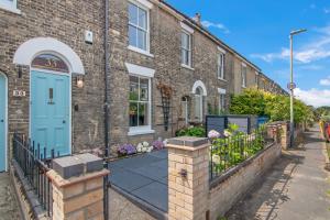 3BR Georgian Home BBQ Garden Parking Central