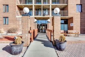 2-Storey Condo in The Fortress with Pool, Gym, WiFi, Parking
