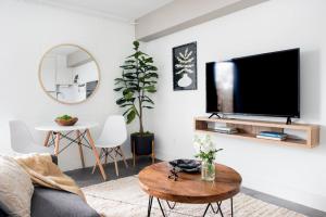 * NEW- The Marigold: Private Balcony | Walkable