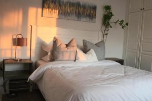 The Mallside Apartments-Roadside