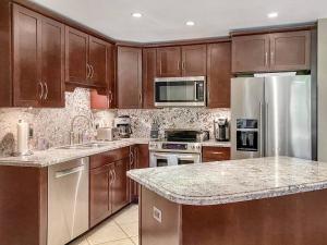 Luxe Beach Retreat! 1BD Banyan Suite wPool & AC