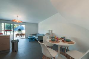 Appartements Le Bagnols - Appartement 2 ch parking et piscine : photos des chambres