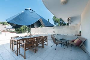 Appartements Le Bagnols - Appartement 2 ch parking et piscine : photos des chambres