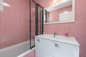 Appartements Le Bagnols - Appartement 2 ch parking et piscine : photos des chambres