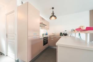 Appartements Le Bagnols - Appartement 2 ch parking et piscine : photos des chambres