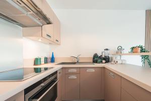 Appartements Le Bagnols - Appartement 2 ch parking et piscine : photos des chambres