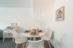 Appartements Le Bagnols - Appartement 2 ch parking et piscine : photos des chambres