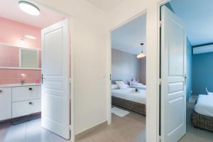 Appartements Le Bagnols - Appartement 2 ch parking et piscine : photos des chambres