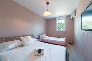 Appartements Le Bagnols - Appartement 2 ch parking et piscine : photos des chambres