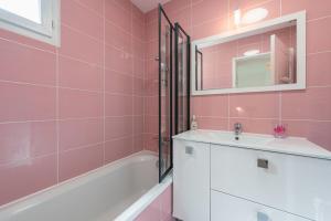 Appartements Le Bagnols - Appartement 2 ch parking et piscine : photos des chambres