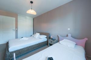 Appartements Le Bagnols - Appartement 2 ch parking et piscine : photos des chambres