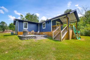 Lake Hamilton Retreat with Kayaks and Spacious Yard!