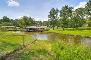 Lake Hamilton Retreat with Kayaks and Spacious Yard!