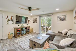Lake Hamilton Retreat with Kayaks and Spacious Yard!