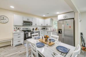 Lake Hamilton Retreat with Kayaks and Spacious Yard!