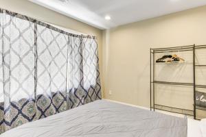 1 Mi to Dtwn Monroe Family-Friendly Duplex!