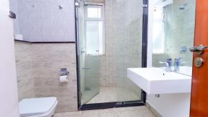 Spacious 2 BED kilimani with balcony views, roof top pool and gym