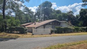 Villa Tré les Pins, 7 chambres, à 100m du LAC DE LACANAU